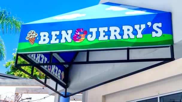 Ben & Jerry's Store exteriör — Stockvideo