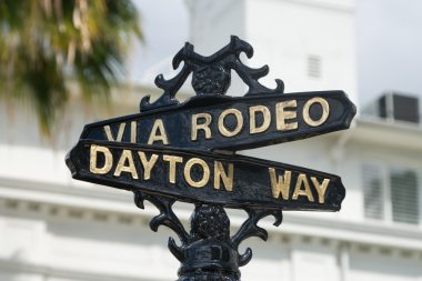 Rodeo ve Dayton yolu sokak tabelası ile