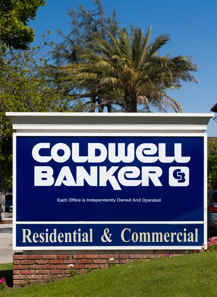 Coldwell Banqueiro Real Estate Office sinal e logotipo — Fotografia de Stock