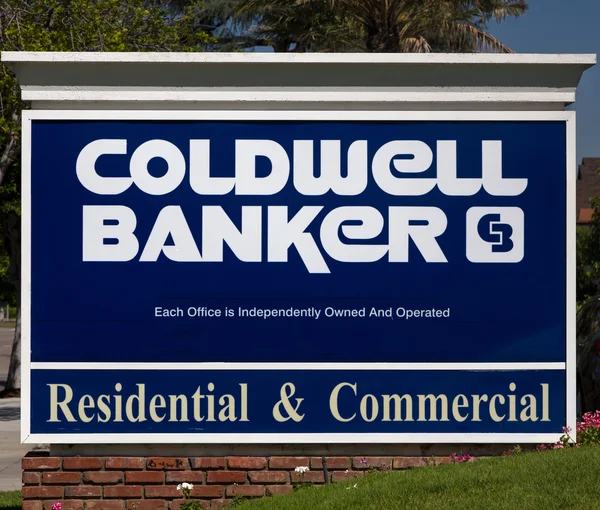 Coldwell Banqueiro Real Estate Office sinal e logotipo — Fotografia de Stock