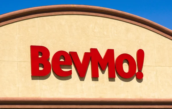 Внешний вид и знак розничного магазина Bevmo — стоковое фото