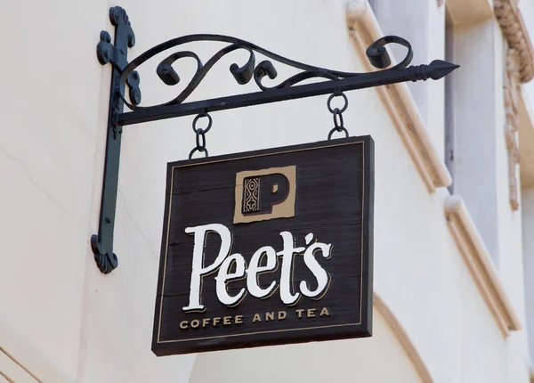 Peet 's Coffee and Tea Exterior and Sign — стоковое фото
