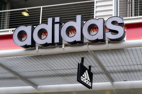 Adidas perakende satmak stok ve logosu — Stok fotoğraf