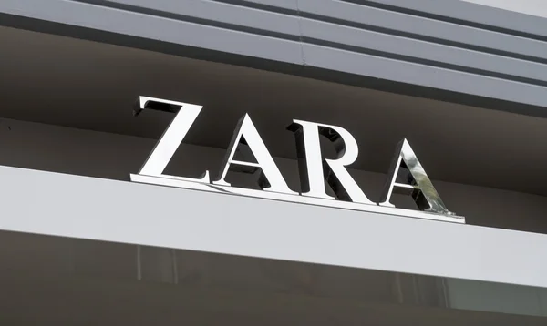 Loja de varejo de Zara Exterior e logotipo — Fotografia de Stock