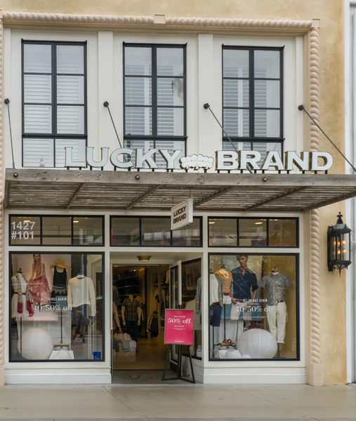 Магазин Lucky Brand Retail и экстерьер — стоковое фото