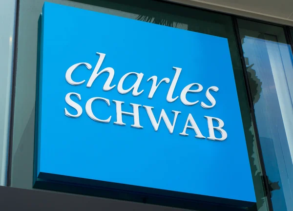 Charles schwab schild und logo — Stockfoto