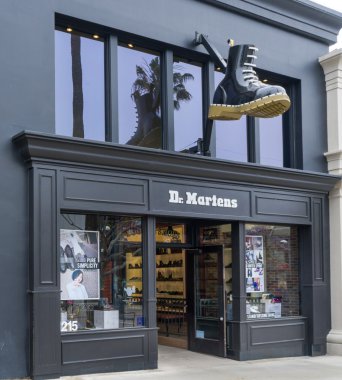 Dr Martens perakende mağaza dış ve logosu. 