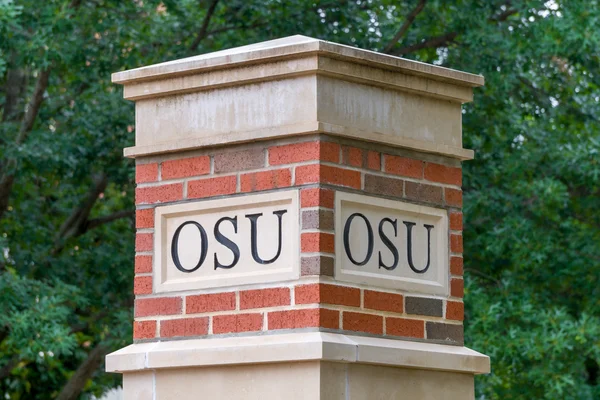 OSU belettering op kolom aan de Oklahoma State University — Stockfoto