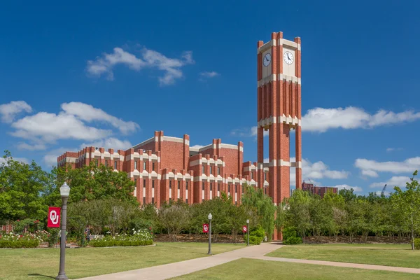 Campus klokkentoren en Bizzel Memorial Library — Stockfoto