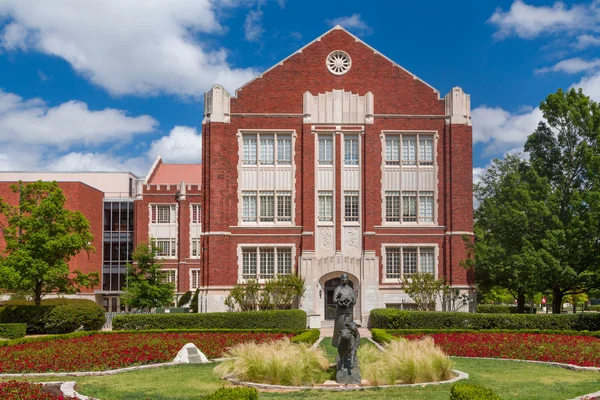 Native American skulptur trädgård på Oklahoma University — Stockfoto