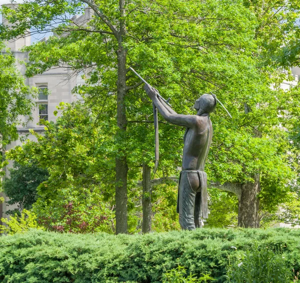 Må vi have fred Bronze Statue på Oklahoma University - Stock-foto