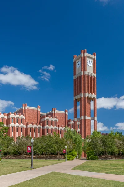 Campus klokkentoren en Bizzel Memorial Library — Stockfoto