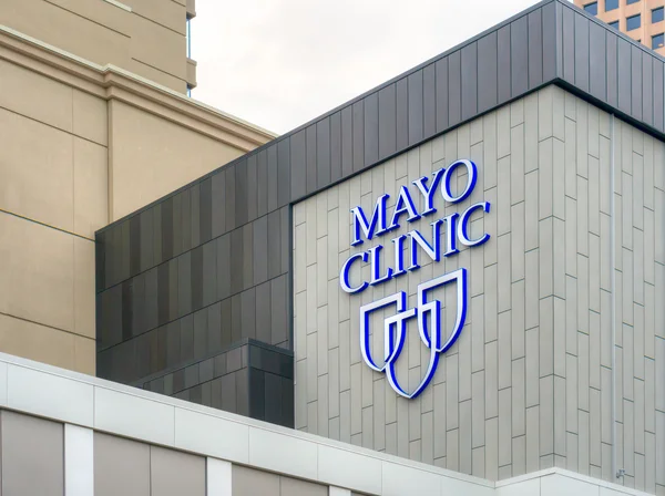 Minneapolis, mn / usa - 23. Mai 2016: mayo clinic eingang und schild. die mayo clinic ist eine gemeinnützige medizinische praxis und medizinische forschungsgruppe mit sitz in rochester, minnesota. — Stockbild Mayo Klinik Eingang und Schild — Stockfoto