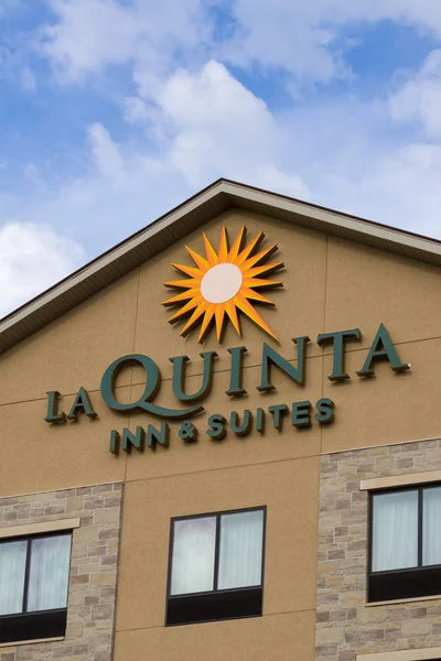 La Quinta Inn and Suites Exterior and Logo — Stock Photo, Image
