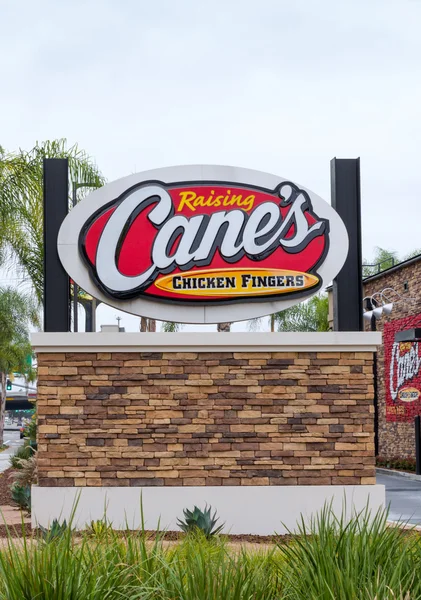 Levantando o restaurante de dedos de frango da cana Exterior e logotipo — Fotografia de Stock