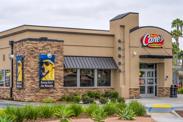 Levantando o restaurante de dedos de frango da cana Exterior e logotipo — Fotografia de Stock