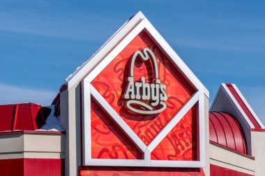 MAPLEWOOD, MN, ABD - 20 Şubat 2021: Arby 'nin Fast food restoranının dış ve ticari marka logosu.