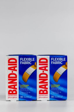 ST Paul, MN, ABD - 31 Ocak 2021: Yara bandı paketi ve ticari marka logosu ve ticari marka logosu.