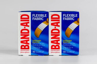 ST Paul, MN, ABD - 31 Ocak 2021: Yara bandı paketi ve ticari marka logosu ve ticari marka logosu.