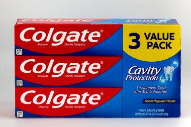 ST Paul, MN, ABD - 15 Ocak 2021: Colgate diş macunu paketi yakın plan ve ticari marka logosu.
