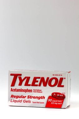 Aziz Paul, MN, ABD - 19 Mart 2021 - Tylenol Normal Güçlü Asetaminofen paketi yakın plan ve ticari marka logosu.