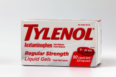 Aziz Paul, MN, ABD - 19 Mart 2021 - Tylenol Normal Güçlü Asetaminofen paketi yakın plan ve ticari marka logosu.