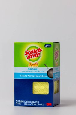 St. Paul, MN, ABD - 2 Mart 2021 - 3 M Scotch-Brite Dobie temizlik yastığı ve ticari marka logosu.