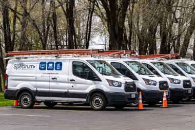 LA CROSSE, WI, ABD - 17 Nisan 2021 - Charter Spectrum telekomünikasyon filosu vehciles ve ticari marka logosu.