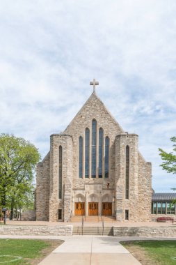 NORTHFIELD, MN, ABD - 10 Mayıs 2021 - St. Olaf Koleji kampüsündeki Boe Anıt Şapeli.