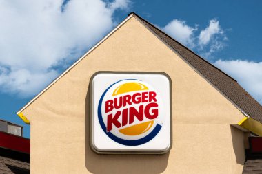 WISCONSIN DELls, WI, ABD - 18 Haziran 2021 - Burger King resturAunt dış tabela ve ticari marka logosu.