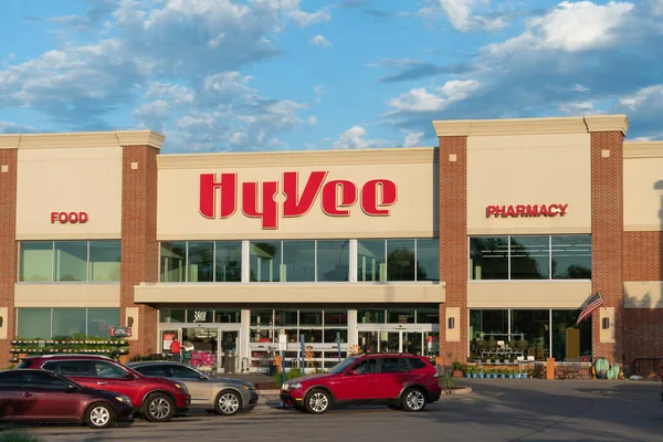Madison アメリカ 2021年6月18日 Hyvee小売食品店の外観と商標ロゴ — ストック写真
