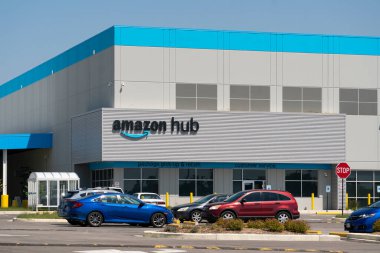 KENOSHA, WI, ABD - 19 Haziran 2021 - Amazon Hub Teslimat Tesisi Dış ve Teslimat Logosu.