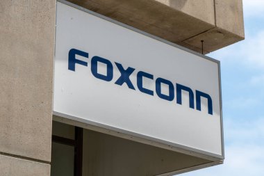 MILWAUKEE, WI, ABD - 19 Haziran 2021 Foxconn bölgesel merkez tesisi dış ve ticari marka logosu.
