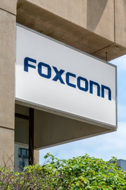 MILWAUKEE, WI, ABD - 19 Haziran 2021 Foxconn bölgesel merkez tesisi dış ve ticari marka logosu.