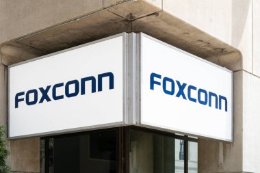 MILWAUKEE, WI, ABD - 19 Haziran 2021 Foxconn bölgesel merkez tesisi dış ve ticari marka logosu.