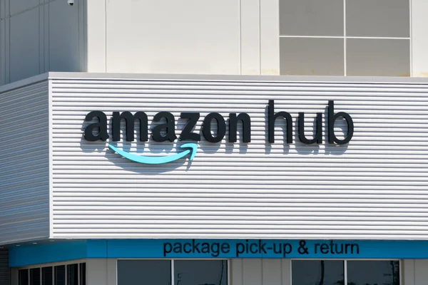 Kenosha Usa June 2021 Amazon Hub Pick Delivery Facility Exterior — Stock Photo, Image