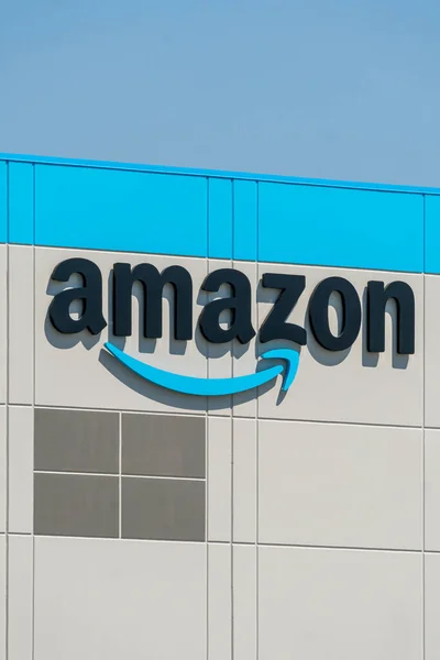 Kenosha Usa June 2021 Amazon Warehouse Facility Exterior Trademark Logo — Stock Photo, Image