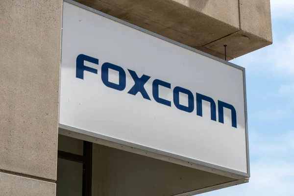 Milwaukee Usa June 2021 Exteriér Regionální Centrály Společnosti Foxconn Logo — Stock fotografie