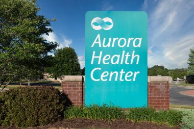 GREEN BAY, WI, ABD - 21 Haziran 2021 - Aurora Sağlık Merkezi Kliniği Dış ve tescilli logo.