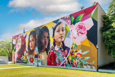 MILWAUKEE, WI, ABD - 19 Haziran 2021: Köklerimiz Marquette Üniversitesi 'ndeki Kız Kardeşler Duvarı' nda.