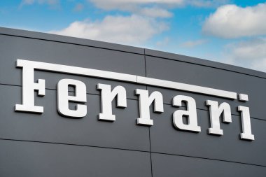 MINNEAPOLIS, MN, ABD - 8 Ağustos 2021: Ferrari Otomotiv Satıcısı Dış ve Ticari Marka Logosu.