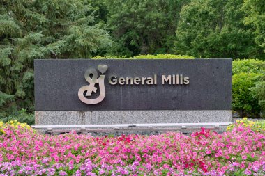 MINNEAPOLIS, MN, ABD - 8 AĞUSTOS 2021: General Mills şirketinin dış tabela ve ticari marka logosu.