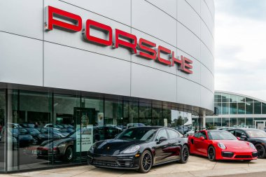 MINNEAPOLIS, MN, ABD - 8 Ağustos 2021: Porsche otomotiv bayisi dış ve ticari marka logosu.