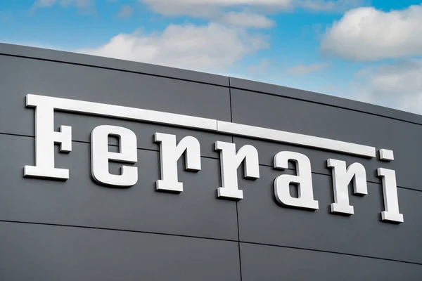 Minneapolis Eua Agosto 2021 Ferrari Automotive Dealership Exterior Logotipo Marca — Fotografia de Stock