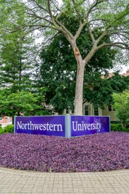 EVANSTON, IL, ABD - 20 Haziran 2021 - Northwestern Üniversitesi 'ne giriş ve bahçeler.