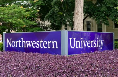 EVANSTON, IL, ABD - 20 Haziran 2021 - Northwestern Üniversitesi 'ne giriş ve bahçeler.