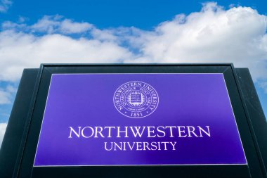 EVANSTON, IL, ABD - 20 Haziran 2021 - Northwestern Üniversitesi 'ne giriş ve ticari marka logosu.