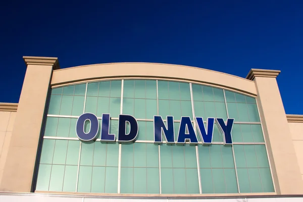 Altes Marinelager außen. Old Navy ist ein Einzelhändler für Bekleidung und Accessoires im Besitz eines amerikanischen multinationalen Unternehmens gap inc. — Stockbild Altes Marinelager — Stockfoto