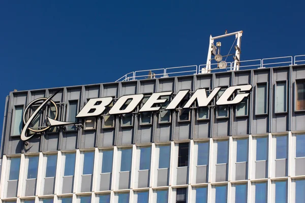 Boeing výrobního zařízení a Logo — Stock fotografie