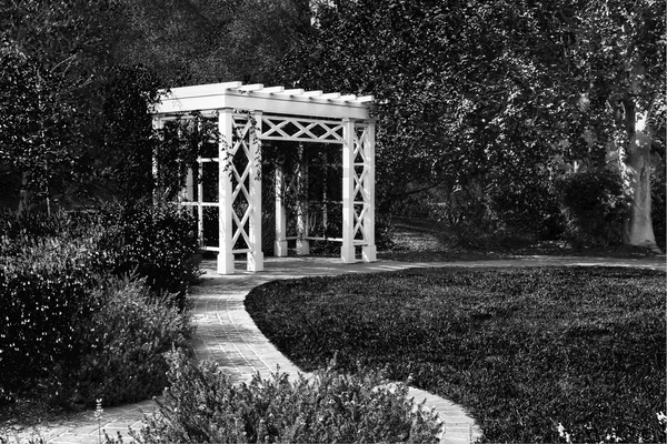 Zahradní mřížoví a cestu v černé a bílé — Stock fotografie